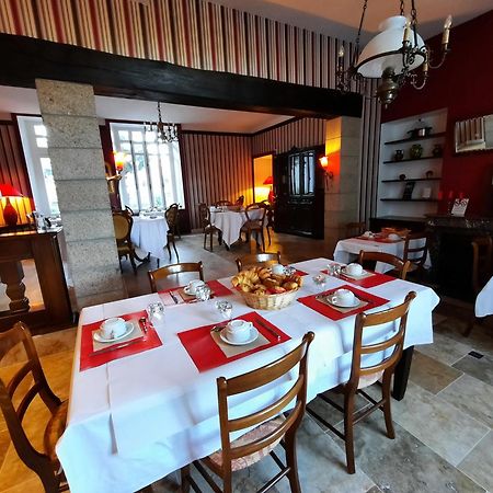 Hotel De La Barbacane Tiffauges Экстерьер фото