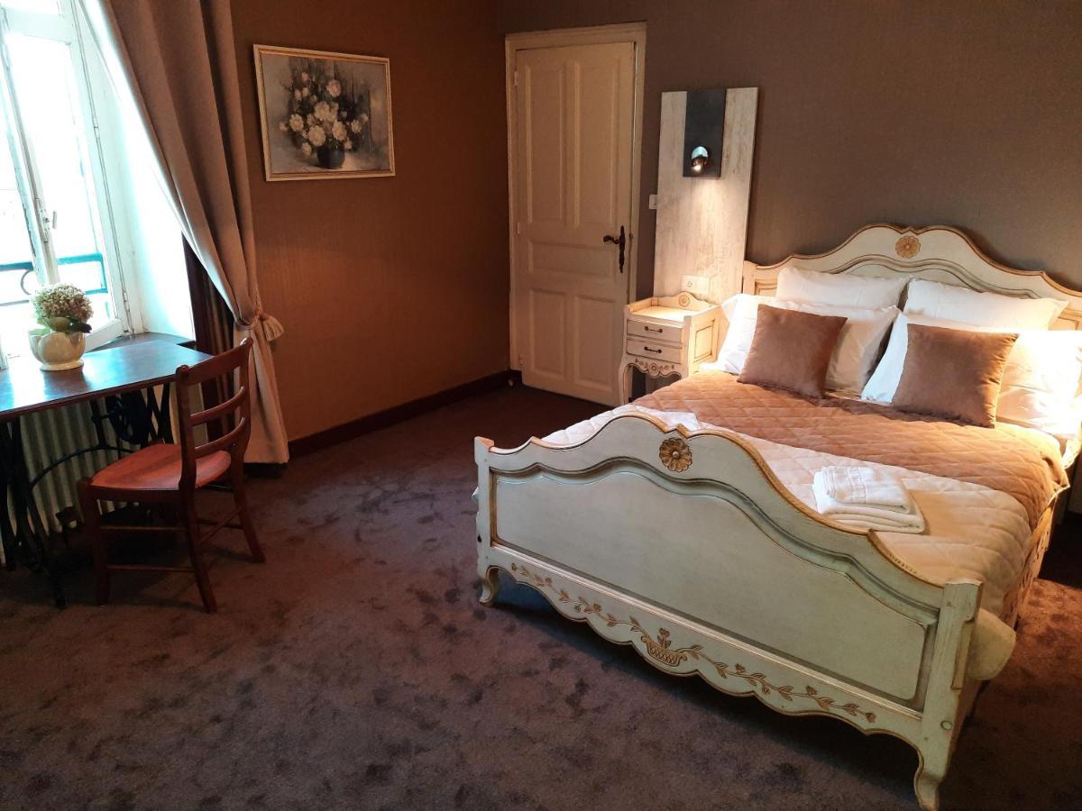 Hotel De La Barbacane Tiffauges Экстерьер фото