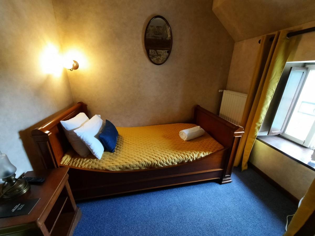 Hotel De La Barbacane Tiffauges Экстерьер фото