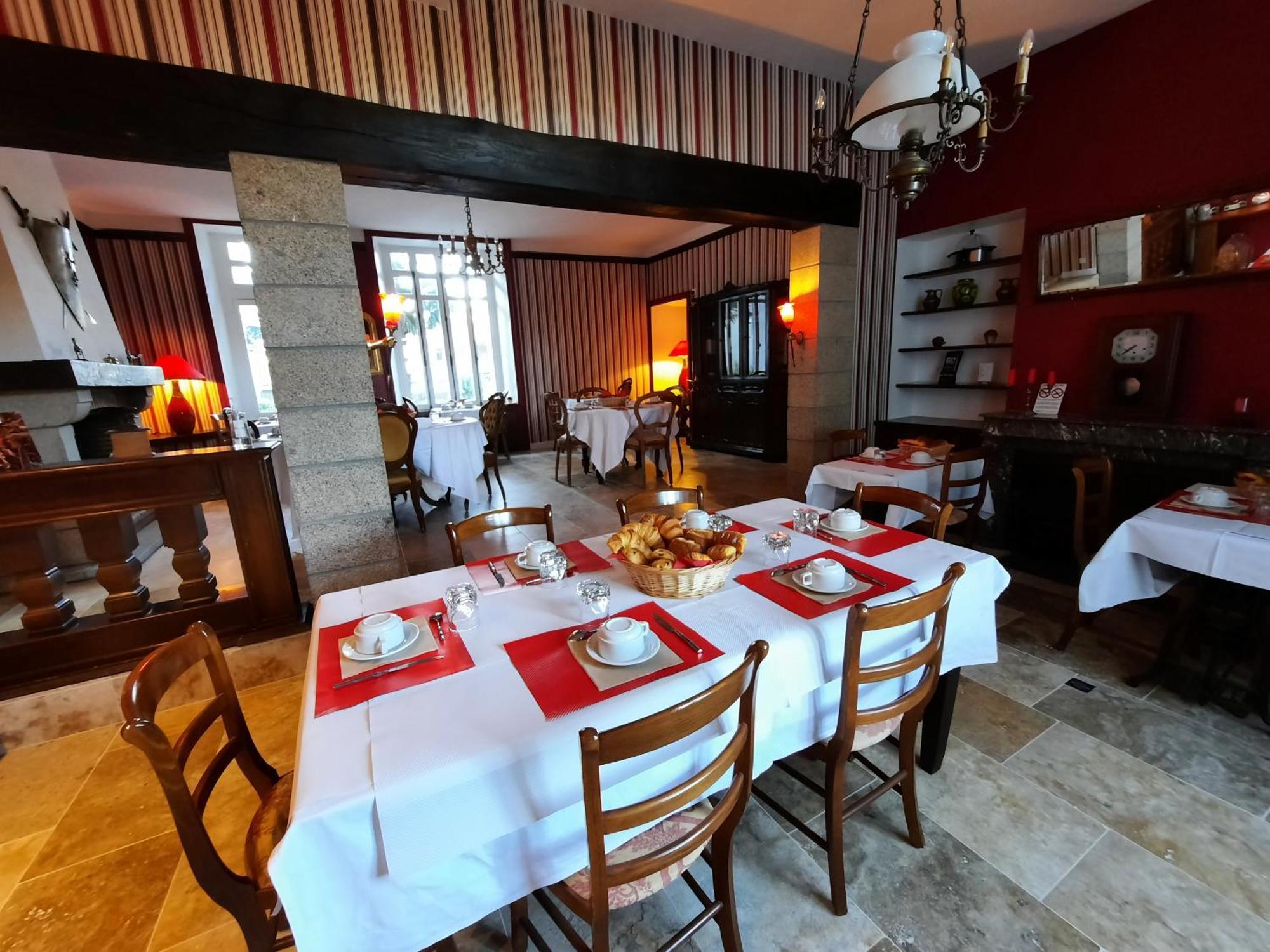 Hotel De La Barbacane Tiffauges Экстерьер фото